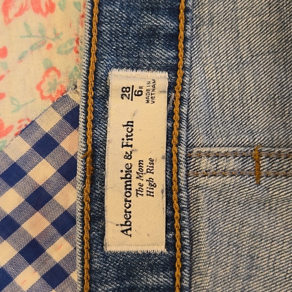 Abercrombie Classic Fit Mom High Rise Jeans | Size 28 - Picture 3 of 6